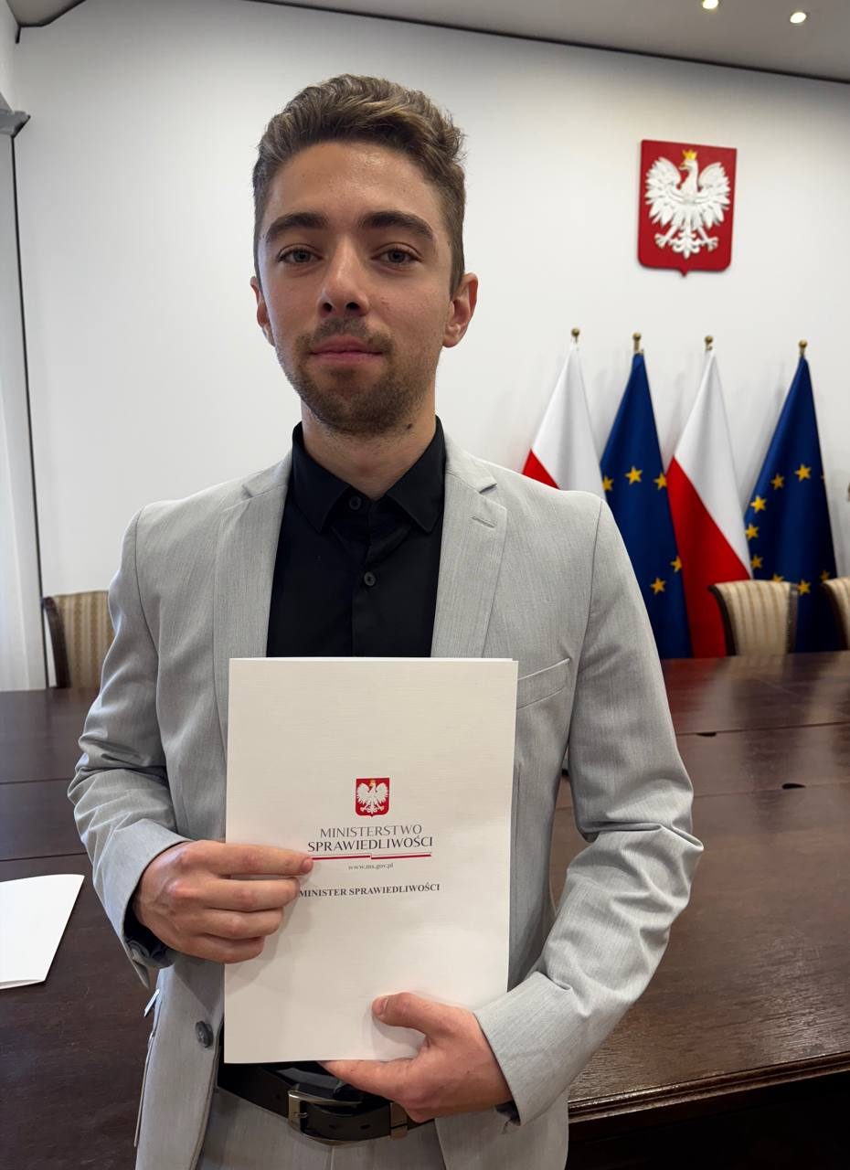Артур Славич із документом про присягу присяжного перекладача